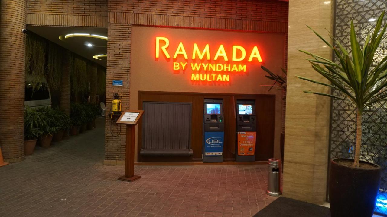 Hotel Ramada By Wyndham Multán Exterior foto